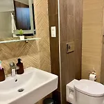 Mountain Retreat-modern 1br W/ Fireplace & Parking Apartment Brașov