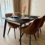 Mountain Retreat-modern 1br W/ Fireplace & Parking Brașov