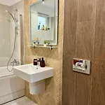 Mountain Retreat-modern 1br W/ Fireplace & Parking