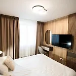 Apartment Mountain Retreat-modern 1br W/ Fireplace & Parking Brașov