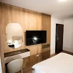 Apartment Mountain Retreat-modern 1br W/ Fireplace & Parking