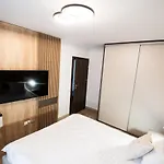 Mountain Retreat-modern 1br W/ Fireplace & Parking Apartment