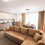 Mountain Retreat-modern 1br W/ Fireplace & Parking Brașov