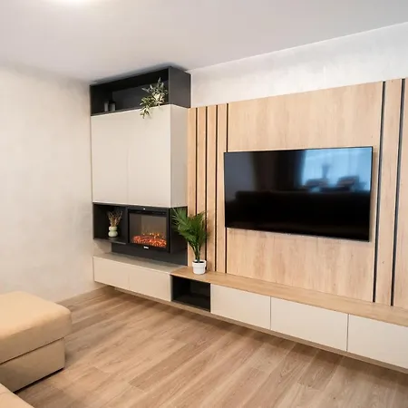 Mountain Retreat-modern 1br W/ Fireplace & Parking Apartmán Brašov